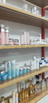 2萬(wàn)起化妝品貼牌擁有自己的品牌白云區(qū)化妝品原料廠家